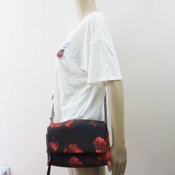 Simply Vera Vera Wang Garrison Crossbody Bag Black Red Rose Vegan Leather NWT! - Picture 6 of 12